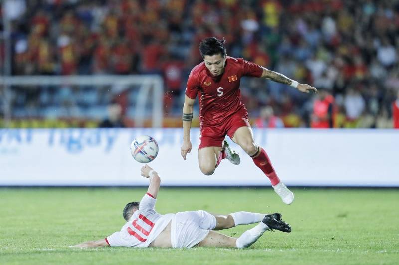 Từ cột mốc vàng SEA Games đến loạt ca phẫu thuật đau đớn